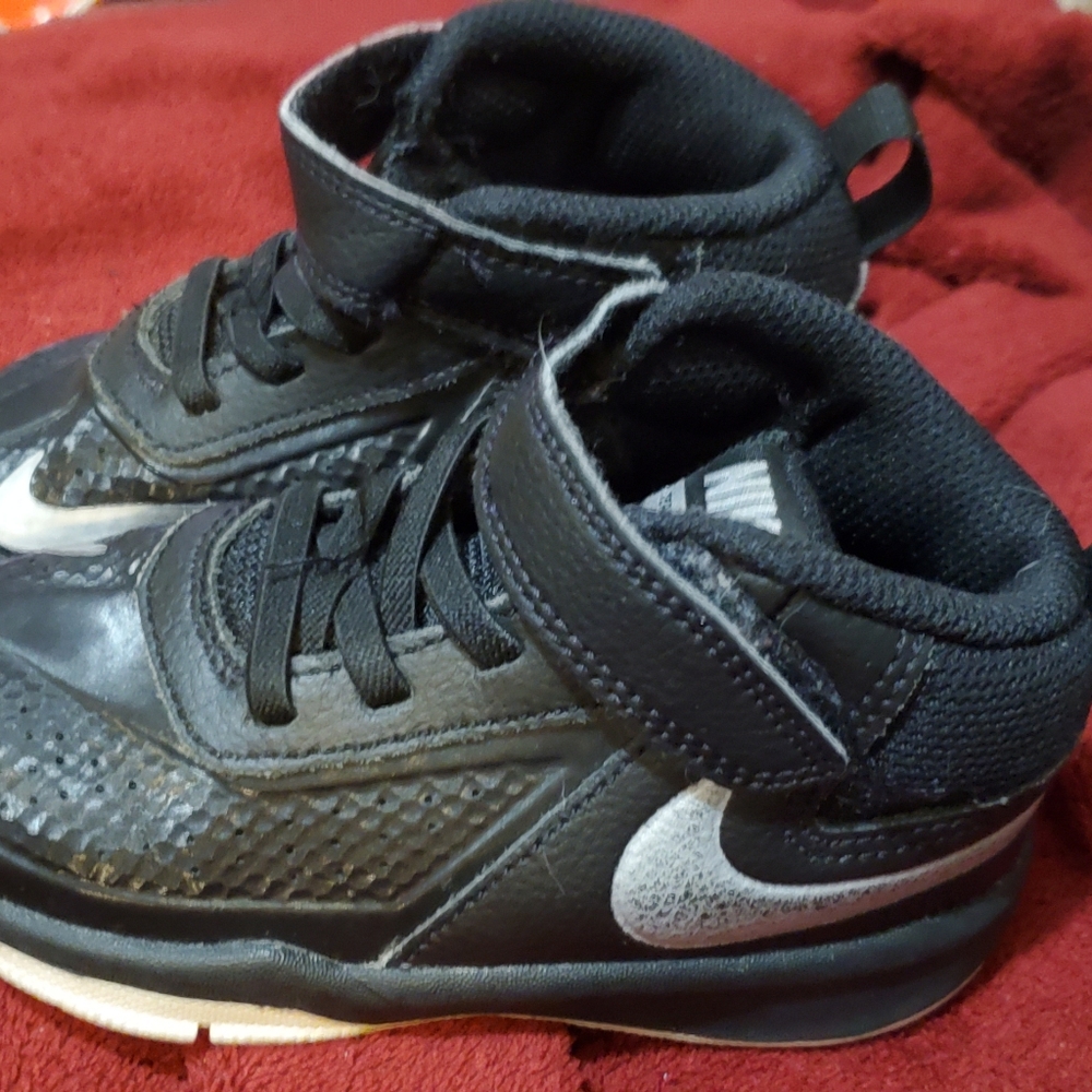 Nike sneakers black/ silver size 7/boys